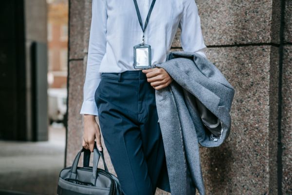 5 caractéristiques essentielles des pantalons de travail pour femmes